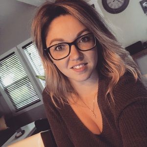 Meet your Posher, Larissa